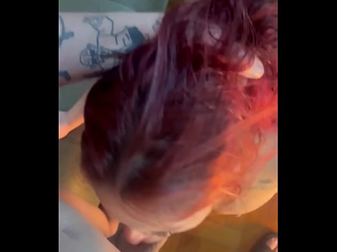 Garota ruiva submissa engasga no pau e tem seu cuzinho arrombado HARDCORE