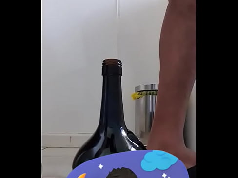 Curvy getting fucked by bottle