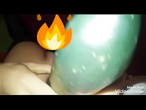 Travesti caliente se mete al culo un pepino