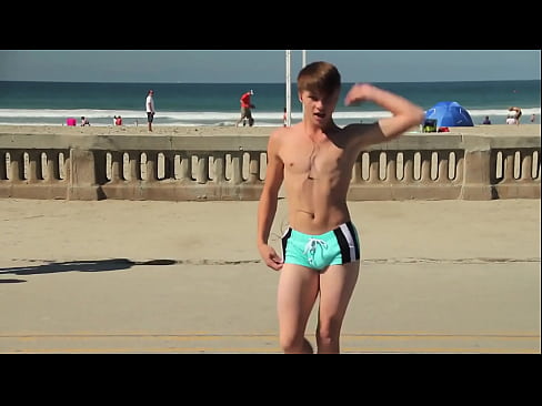 Twink dancing in the beach with speedo bulge / Novinho dançando sunga na praia