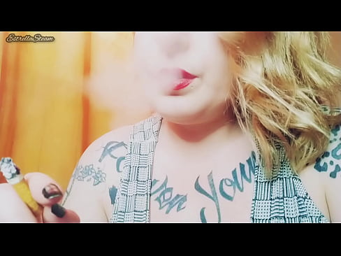 Estrella Steam - A cigarette is smoked