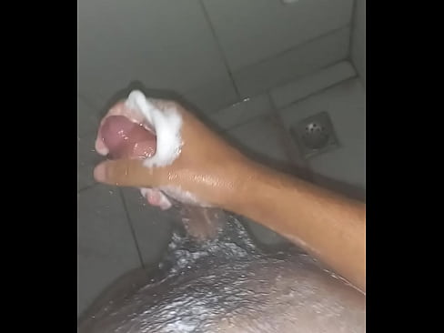 Boyzinho tomando banho e lavando o pau bem forte até soltar muito gozo