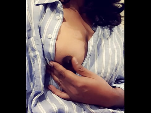desi aunty Shows her Boobs tits