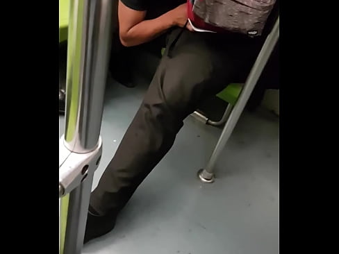 se la mama en el metro hasta venirse y los tira