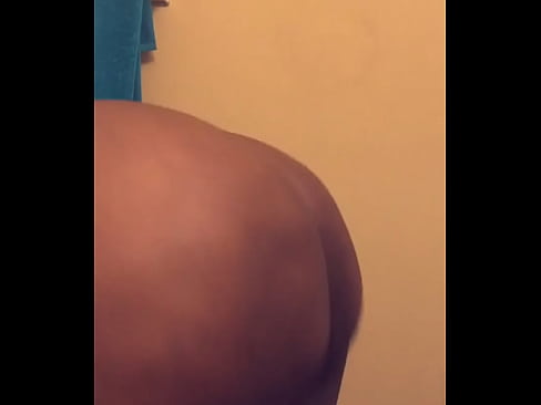 Big booty moving