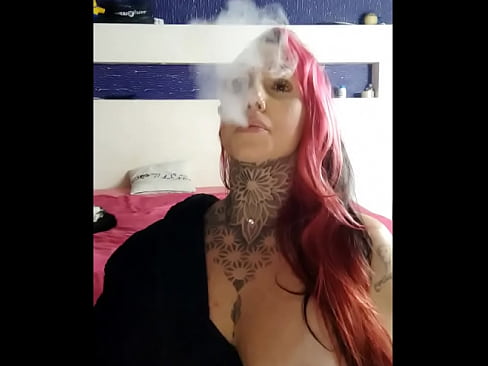 Brasileira tatuada realizando smoking fetish