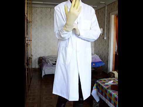 Доктор-фетишист в латексной юбке готовится засунуть пальцы какой-нибудь девушке в попку