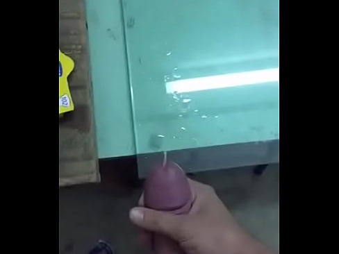 Batendo uma punheta no trabalho