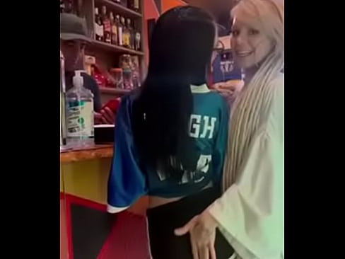 Amigas com tesão não sabem se controlar em um bar