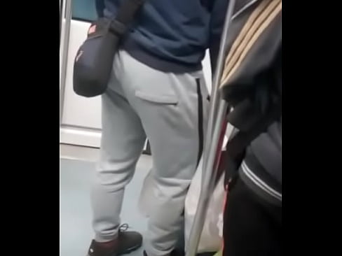 Peruano culon en el metro