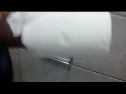 Punhetando com rolo de papel higiênico