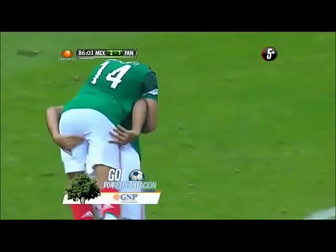 Raul Jimenez mete sus dedos en el culo del Chicharito