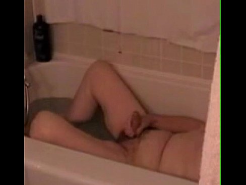Watching guy with a pump-up penis jerking in his bath.