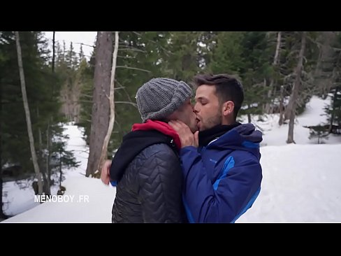 Après le ski, Kevin-David se fait pomper et baise bareback Max