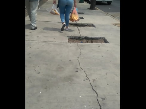 Rico culo con tanga marcada en la calle