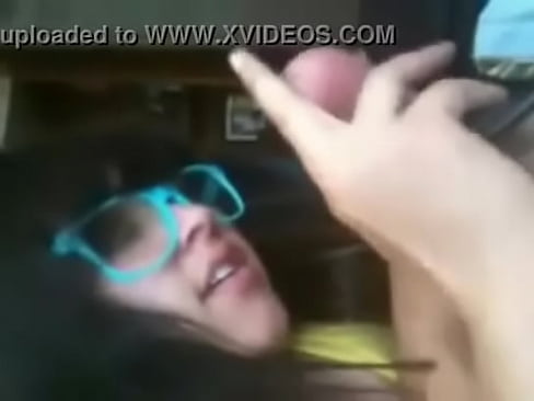 Gordita de lentes se lo chupa al novio