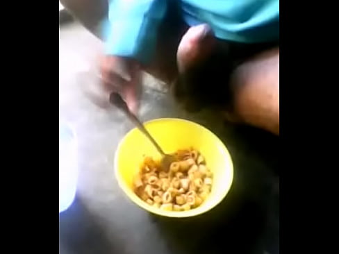 chico se masturba en su cereal para darle un toque mas dulce