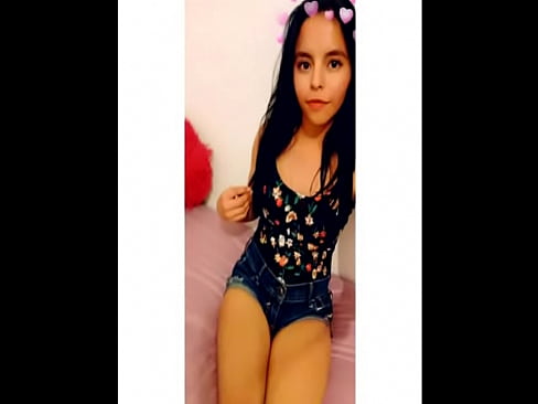 Jovencita con pocas prendas