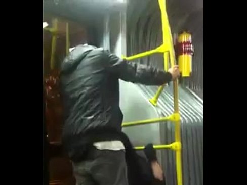 Mujer se orina en el transmilenio bus de bogota