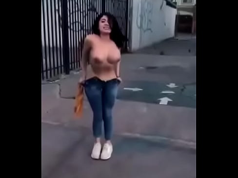 Chica cachonda encuerada en via publica