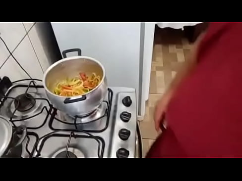 Serjão ensinando a preparar peixe que ganhou dos otários que acreditam nele