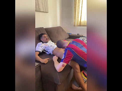 negro dotado comendo o branquinho em varias posições com direito a dildo e mijada