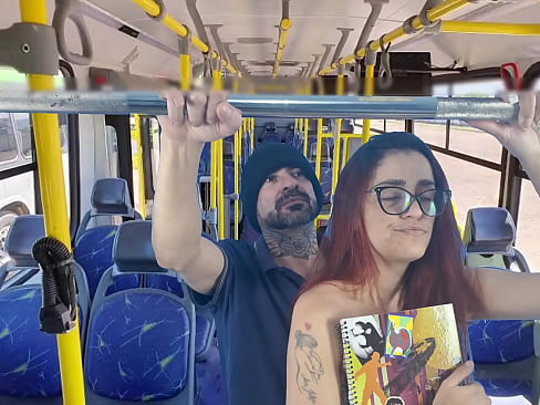 Estudande e fodida por estranho dentro do onibus!