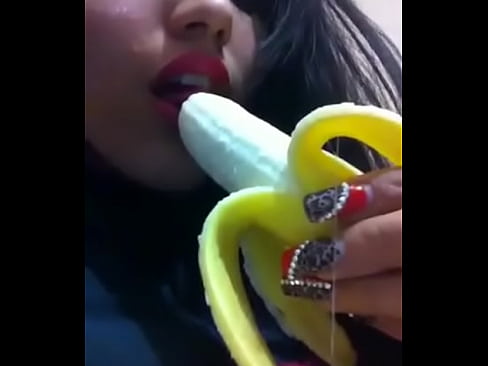 Mi ex novia chupando un platano