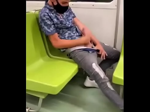 Joven se la jala en el metro