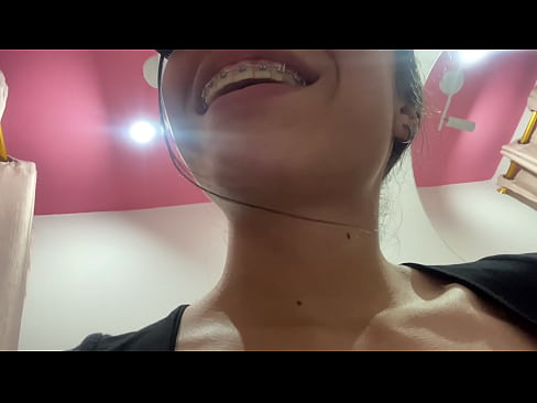 AVENTURA DE VESTIDOR: Arriesgada chica muestra sus tetas perfectas y su grande culo  en un probador de una tienda