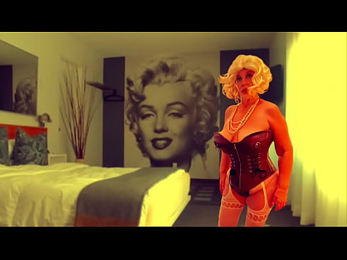 Marilyn Monroe fucks huge dildo