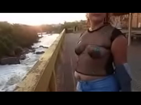 Camisa transparente em público