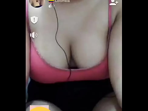 Me enseña sus tetas