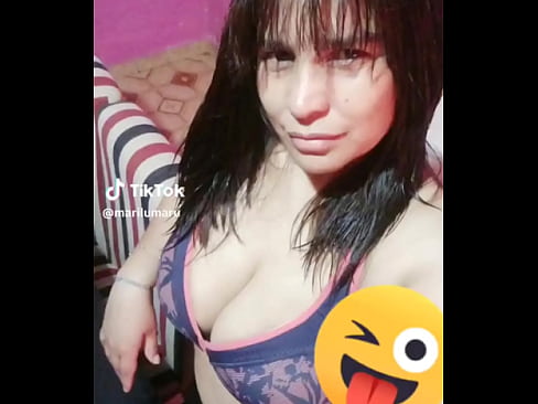 La hermosas tetas de mí sensual mujer que hace poner dura cualquier polla que la viece y sin dudar que haría explotar de leche con su hermosura de carita atrevida pidiendo más y más en sus hermosas tetas voluptuosas.