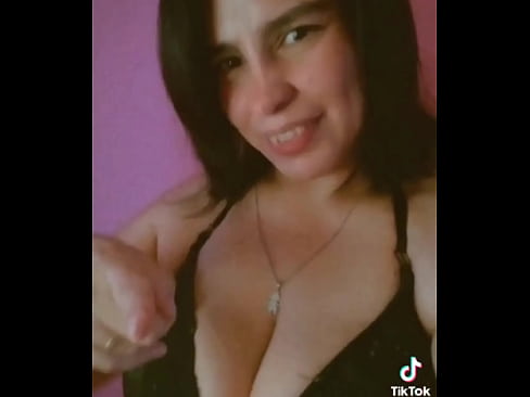 La hermosas tetas de mí sensual mujer que hace poner dura cualquier polla que la viece y sin dudar que haría explotar de leche con su hermosura de carita atrevida pidiendo más y más en sus hermosas tetas voluptuosas.