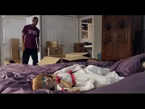 Inatividade Paranormal 2 (2014) Cena Na Cama com Abigail