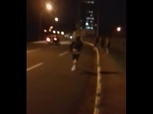 Gordao com a bunda de fora correndo na avenida