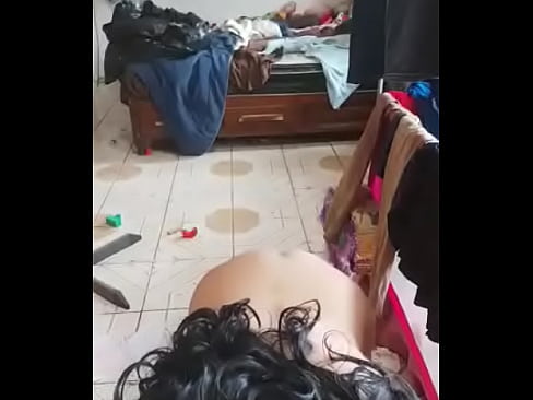 Preparando mi culo en cuatro para recibir una verga rica en mi tanga a pelo