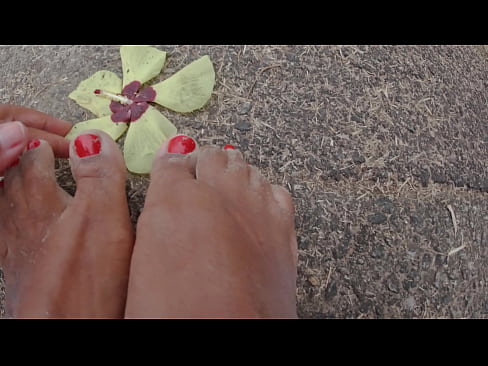 Andando na rua e na praia descalços sujando os pés - Fetiche por pés