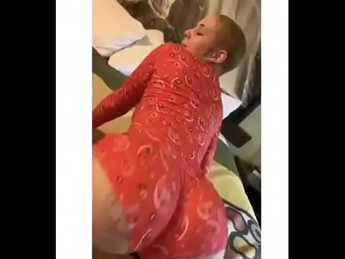 Lightskin thick bitch twerking