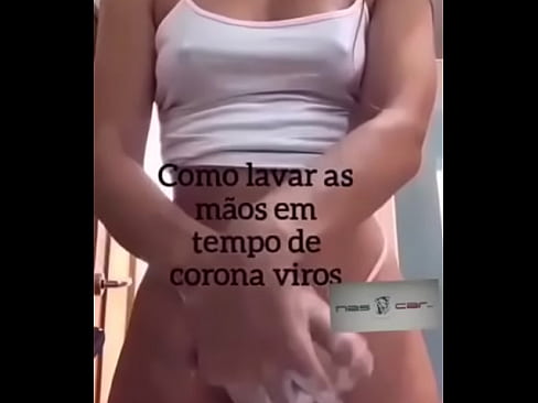 Minha gata ensinado como lar bem as mãos. Veja e aprenda com gostos.