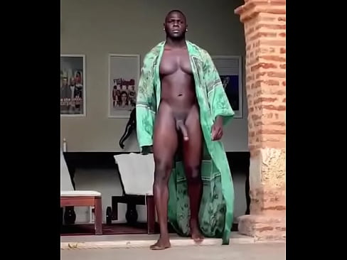 Negro musculoso e pirocudo indo pra piscina