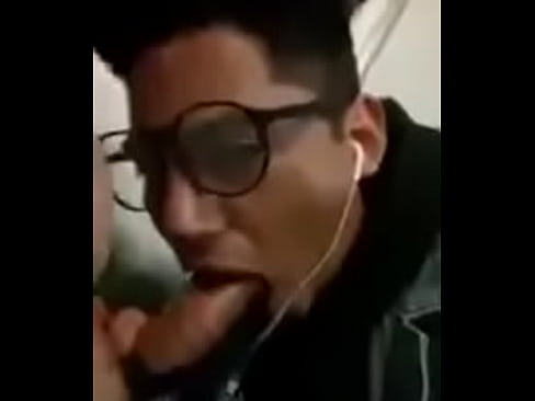 Metro gay mamada pene leche