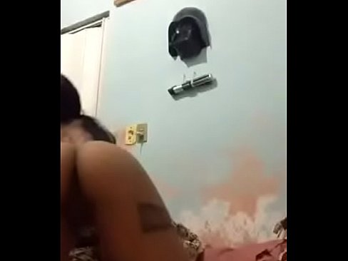 Bettina Alvarenga dançando pelada na cama