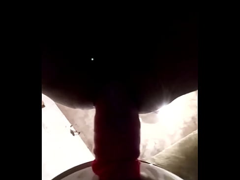 En cuatro me meto dildo casero