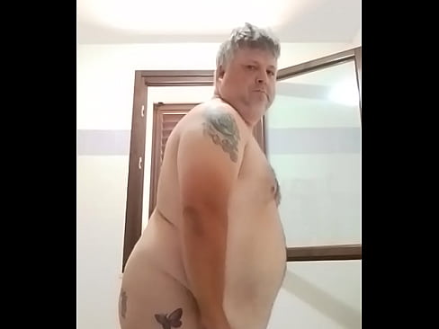 Estoy haciendo mirar mi culote quitándome mis braguitas de encaje sexy feminina y los machos maduros sexy activo