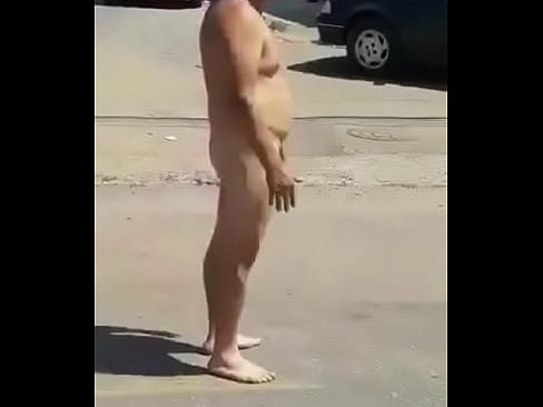 homem correndo nu na rua