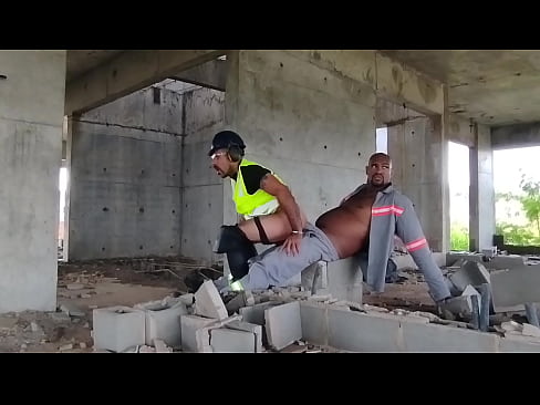 Pedreiro aproveita que não tem ninguém na obra pra fuder o encarregado