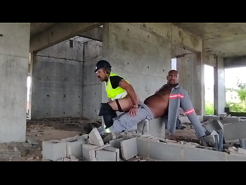 Pedreiro aproveita que não tem ninguém na obra pra fuder o encarregado