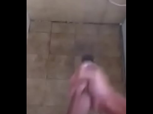Masturbando no banheiro do ginásio
